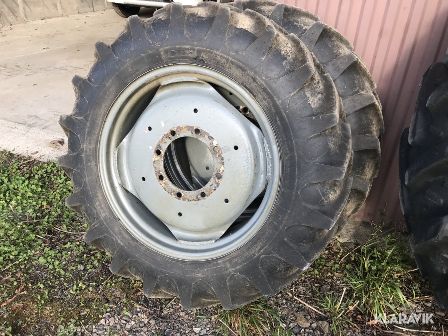 Traktordäck med fälg 12,4 R28 2 st