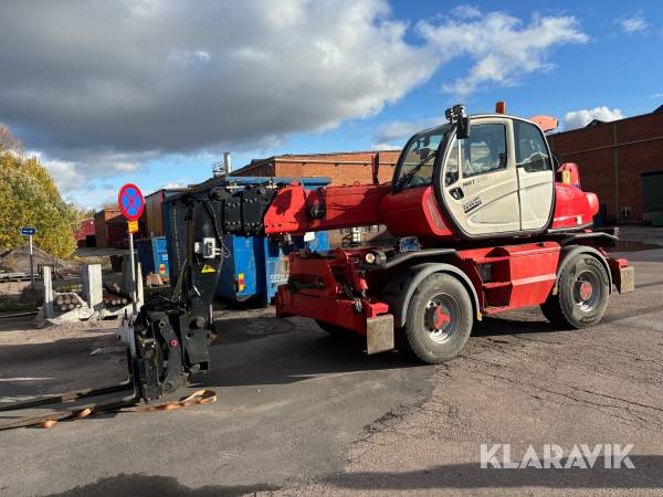 Teleskoplastare Manitou MRT 2150 med personkorg och gafflar