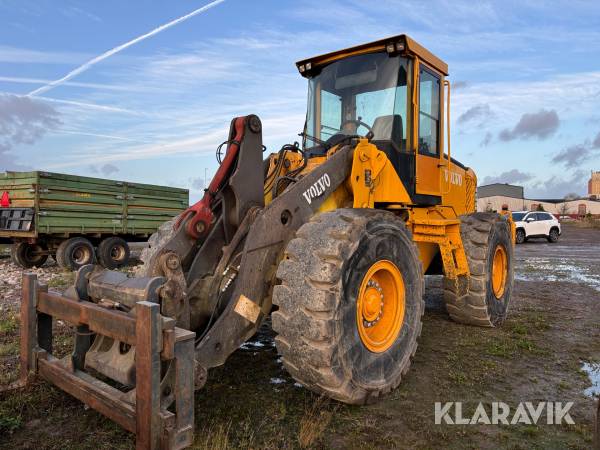 Hjullastare Volvo L90E med gafflar och skopor