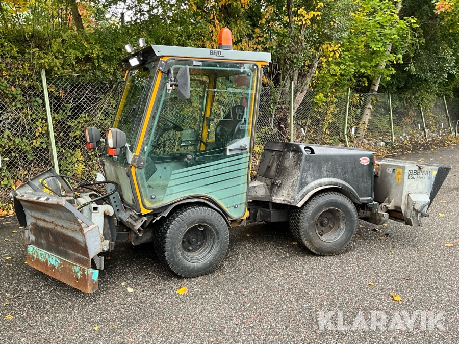 Redskapsbärare Belos Trans Pro 54 med vikplog och sandspridare