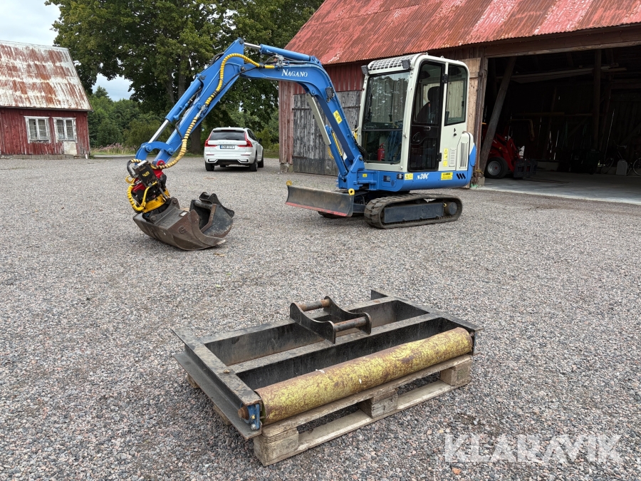 Grävmaskin Nagano N30C bandburen med tiltrotator och 4 st verktyg
