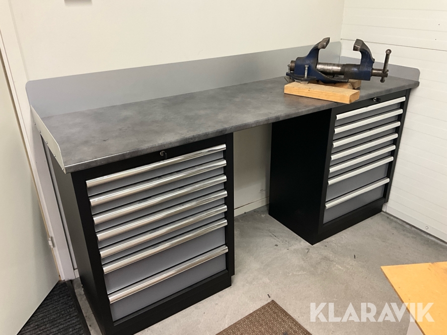 Arbetsbänk med skruvstycke och hurtsar