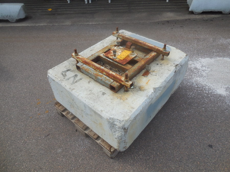 BETONGFUNDAMENT MED FLAGGSTÅNGSHÅLLARE