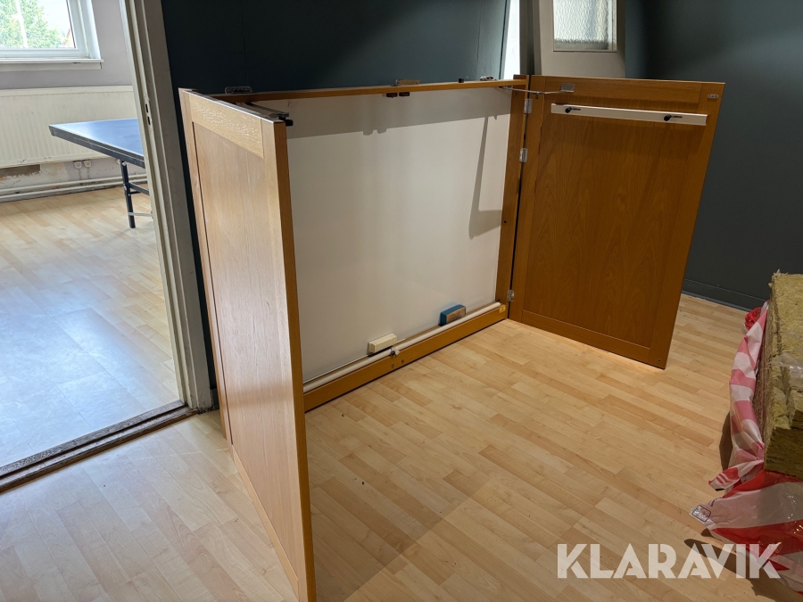 Whiteboardtavla med dörrar