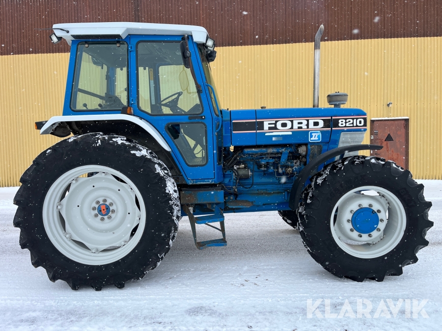 Traktor Ford 8210