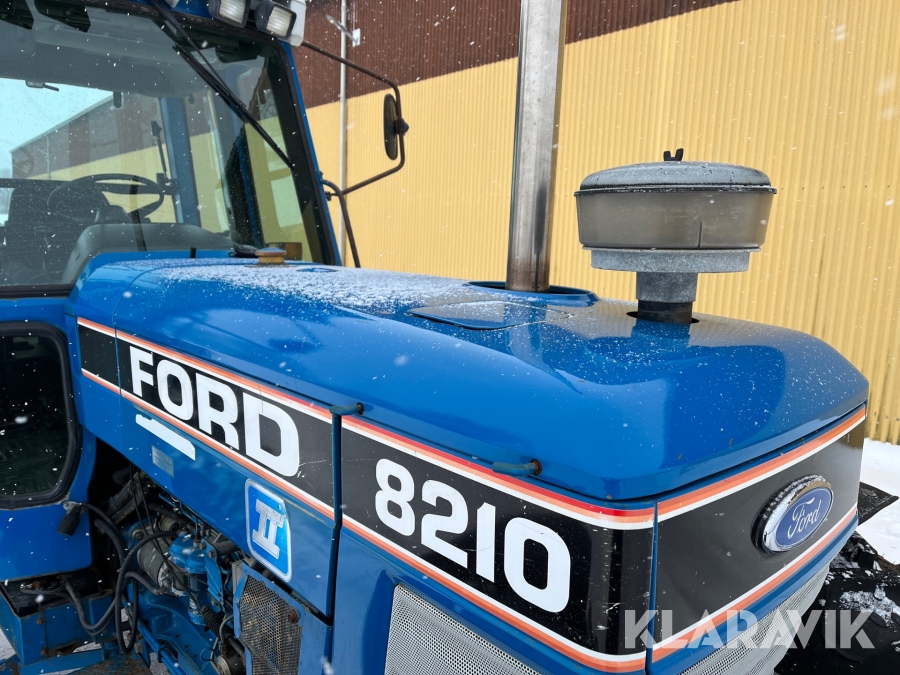 Traktor Ford 8210