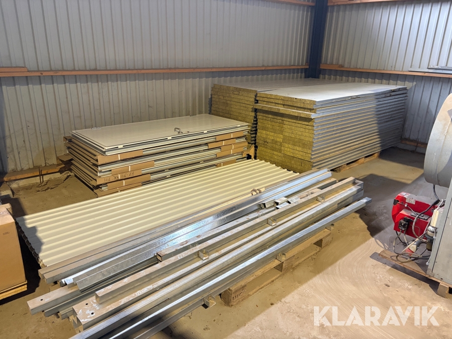 Isolerad hall med stålstomme