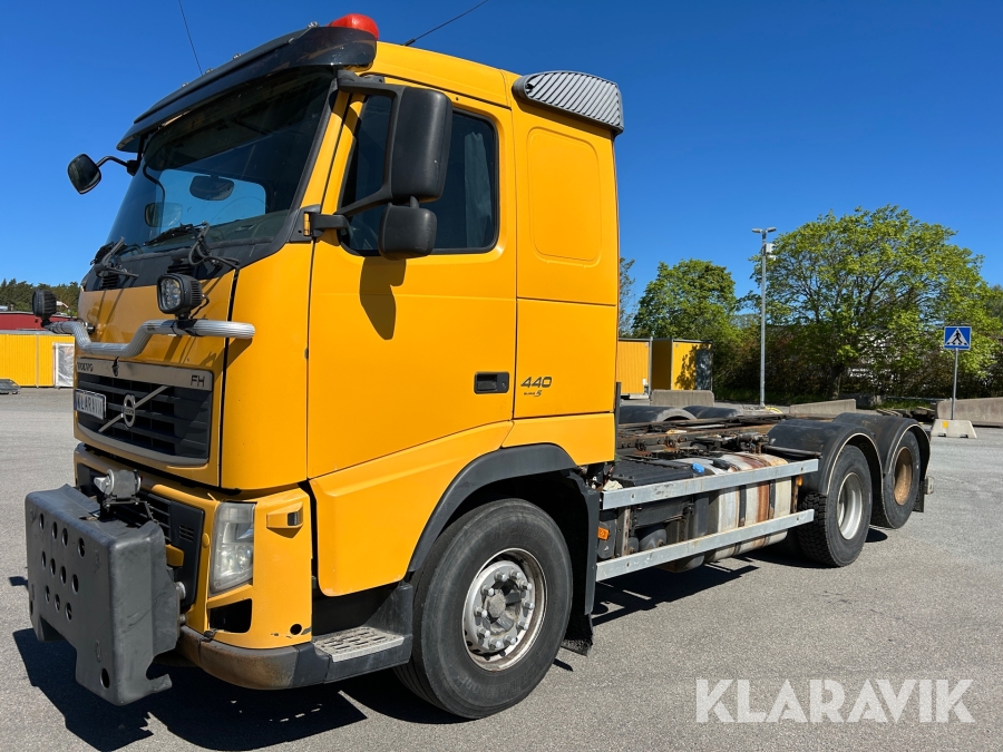 Lastbil Volvo FH 440 med laxå 