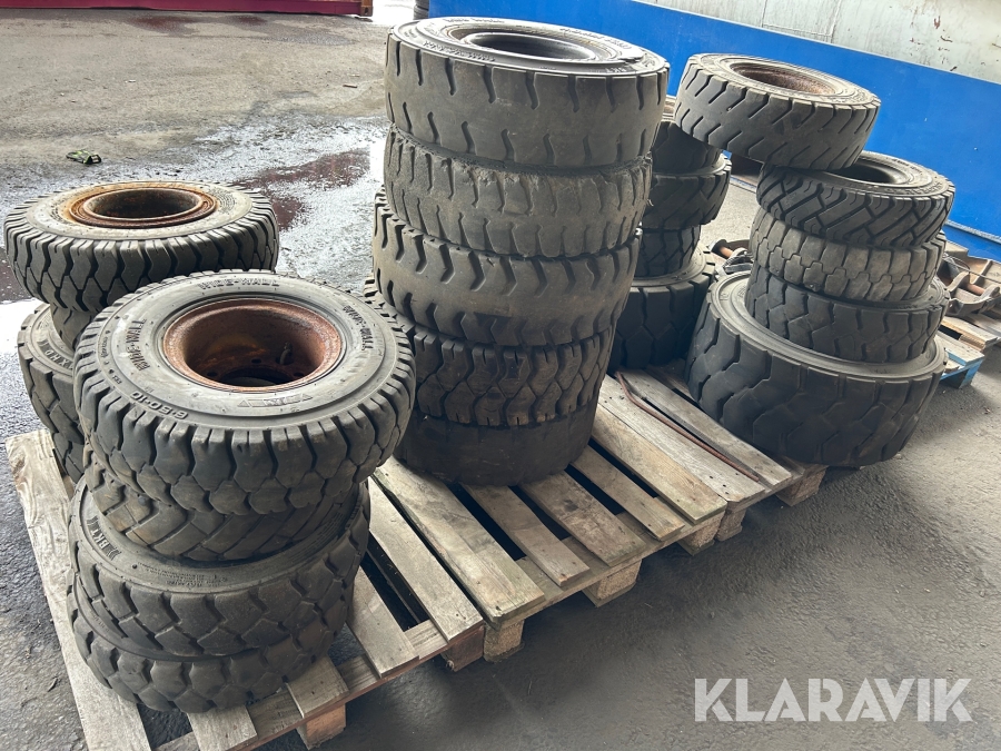 Truckdäck på fälg ca 22 st
