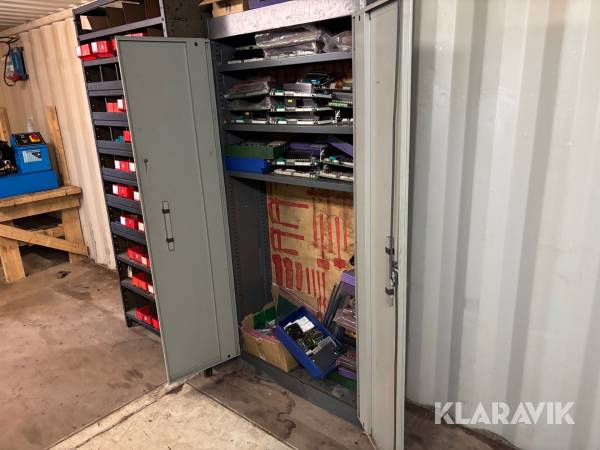 Skåp med innehåll