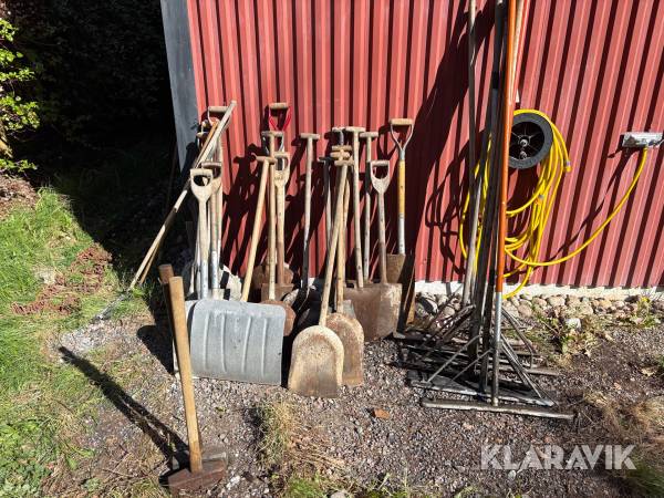 Skyfflar, släggor, asfaltsrakor, gummiskrapor och spett