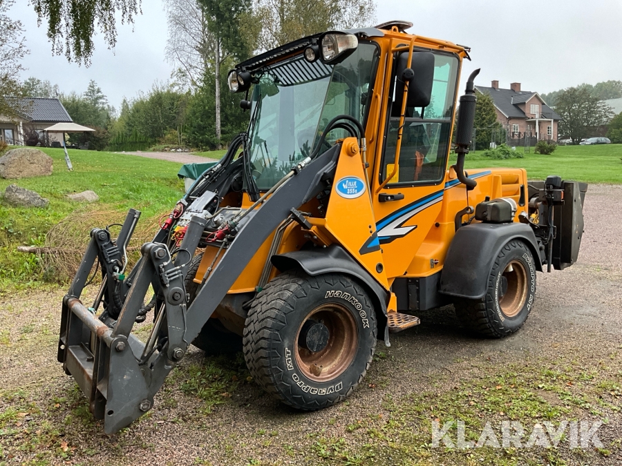 Redskapsbärare Wille 355B med Vikplog och sandspridare