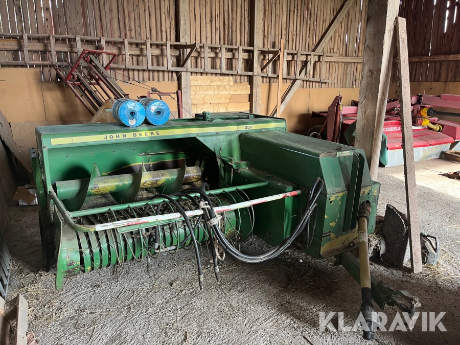 Småbalspress med kastare John Deere 332