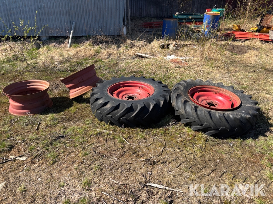 Två däck på fälg & två lösa fälgar