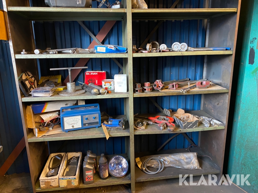 Verkstadshyllor med biltillbehör och rörverktyg