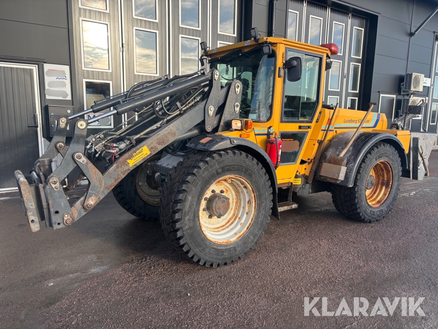 Redskapsbärare Lundberg 345 LS 6200 med sandspridare skopa och gafflar
