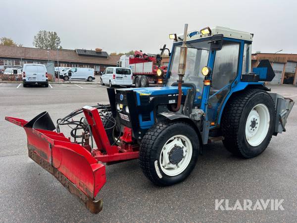 Traktor New Holland 3435 med lastare, plog & spridare