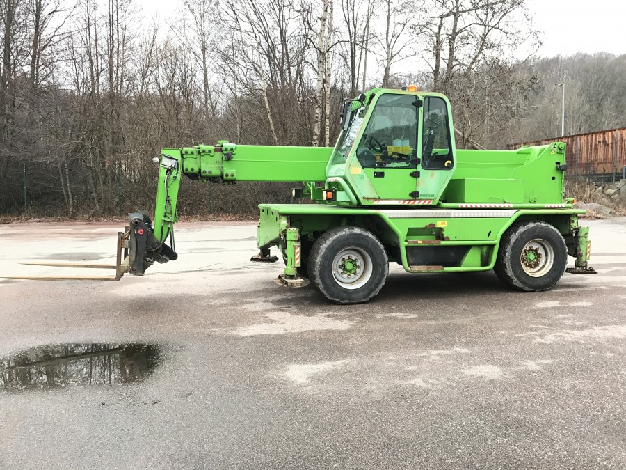 Runtomsvängande teleskoplastare 