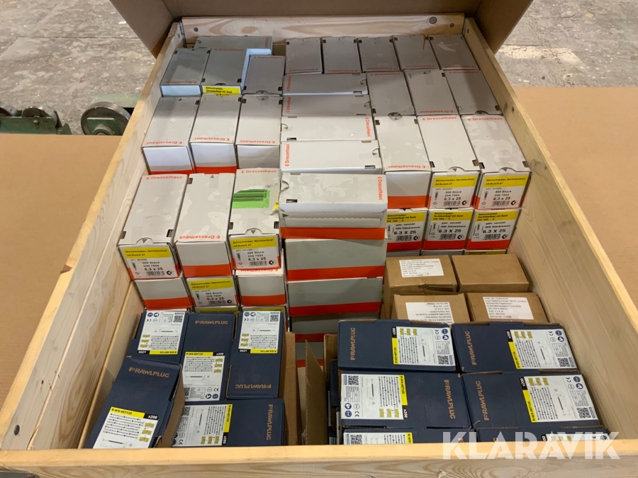 Stor pall med borr och takskruv  