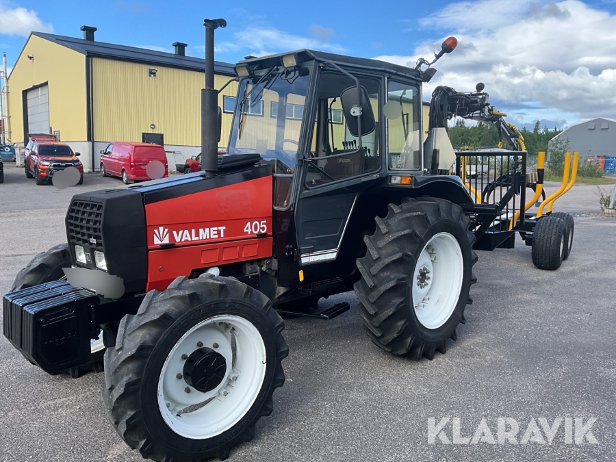 Traktor Valmet 405-4 med skogsvagn
