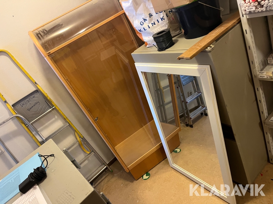 Spegel och glasskåp Glimåkra