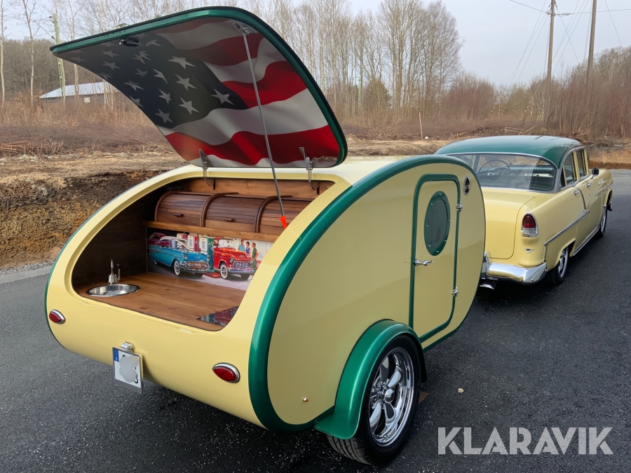 Veteranbil Chevrolet Bel Air -55 med husvagn