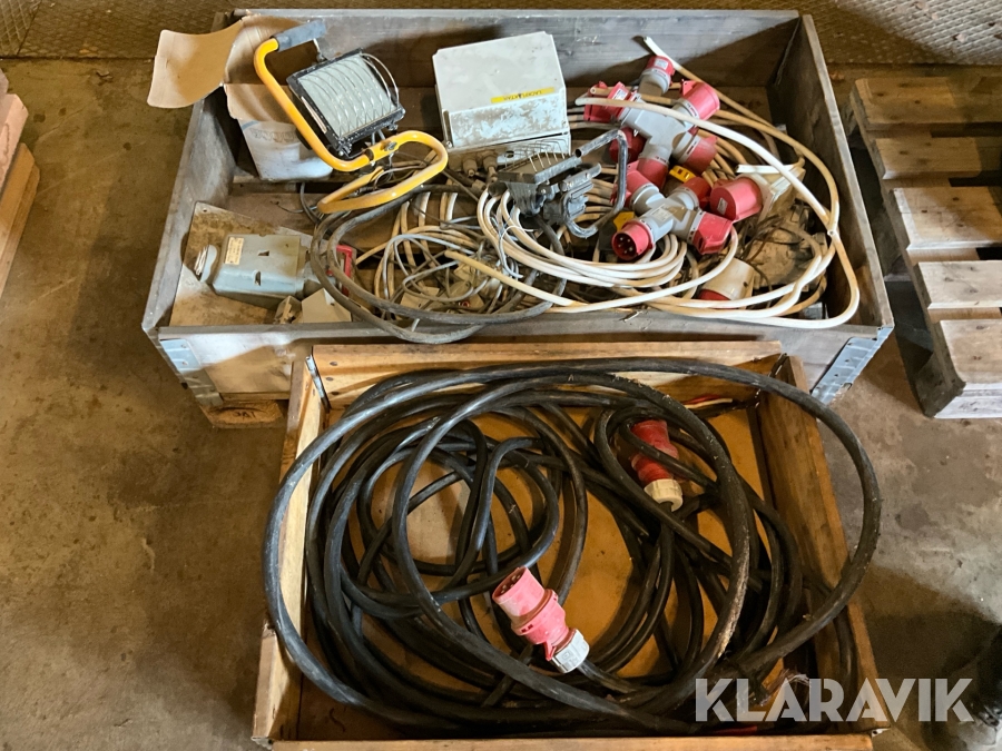 Diverse elkablar och lampor