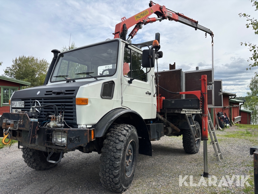 Terrängbil Unimog U 1300L med tillbehör