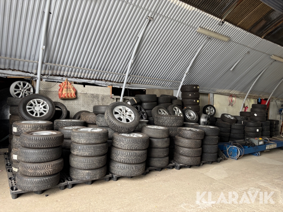 Däck och fälgar, blandade sommar samt vinterdäck