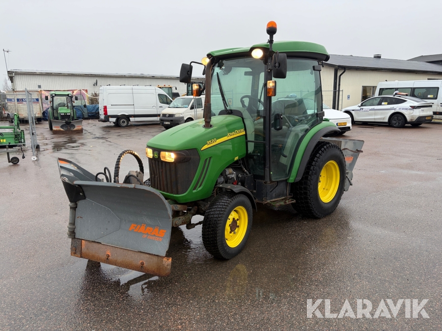 Traktor John Deere 3520 med plog och Sandspridare 
