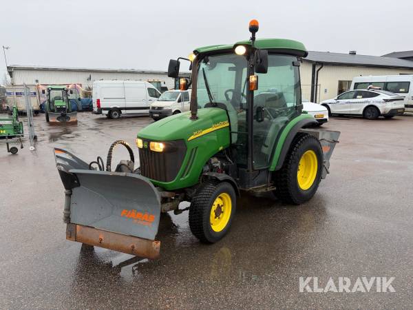 Traktor John Deere 3520 med plog och Sandspridare