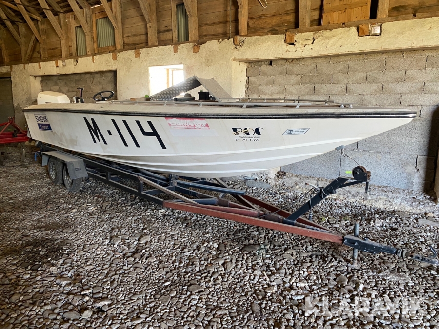 Motorbåt Nimo 27 med V8 och båtvagn