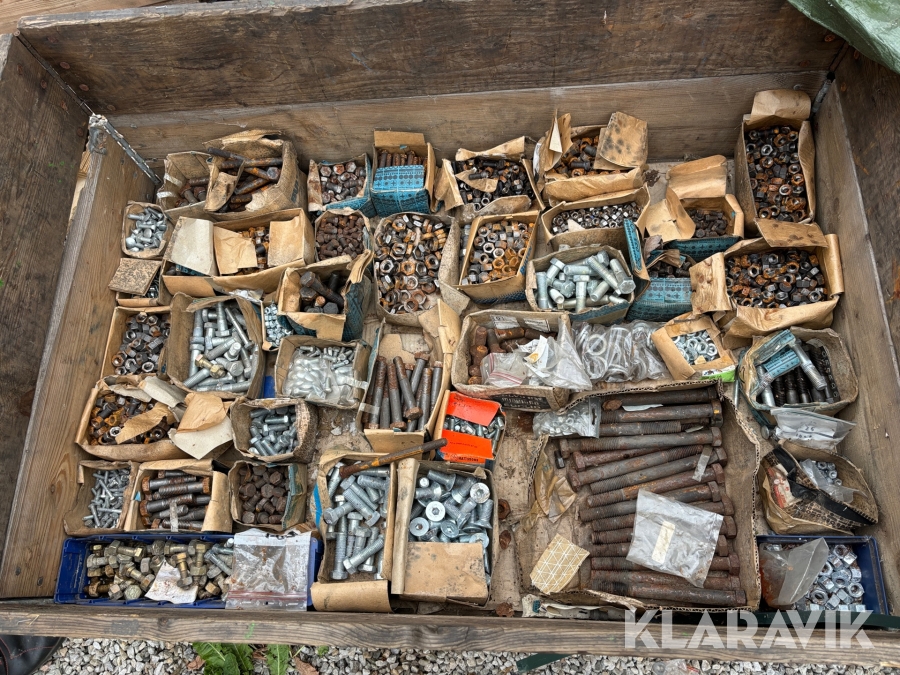 Pall med diverse skruv och mutter