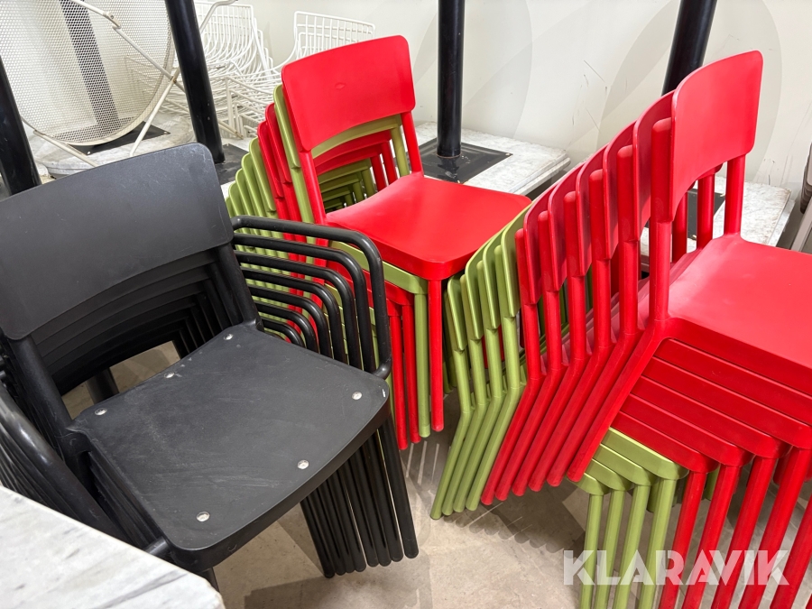 Stort parti med bord och stolar för restaurang/bar