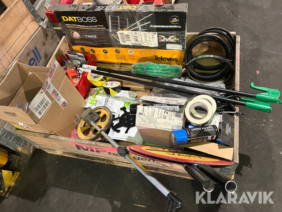 Hole in one, remmar, sprayfärg, tejp, vattenslang & griptänger