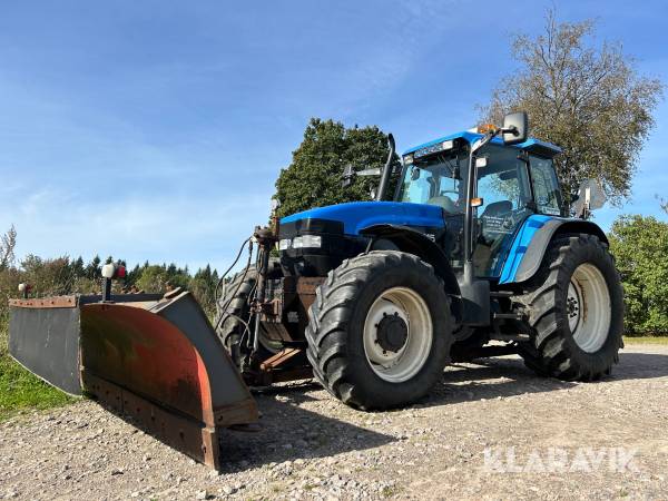 Traktor New Holland TM115 med Plogblad, motvikt och extra däck