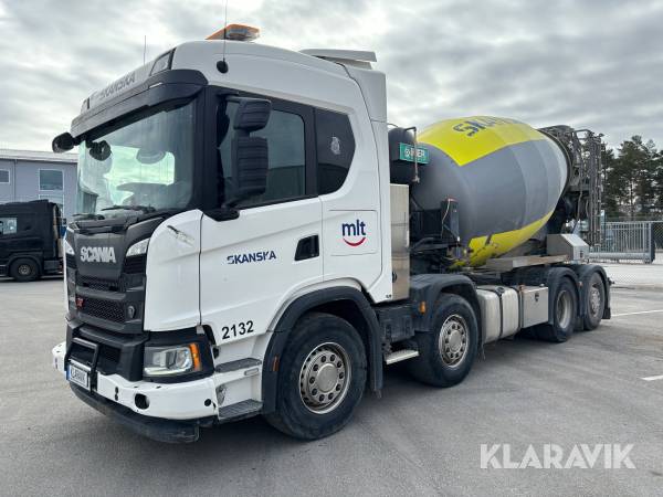 Lastbil Scania G450 XT 8x2 med betongroterare och ränna