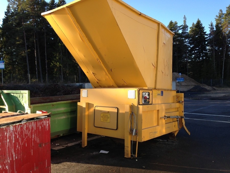 Stationär Komprimator m 2 rullflakscontainers 