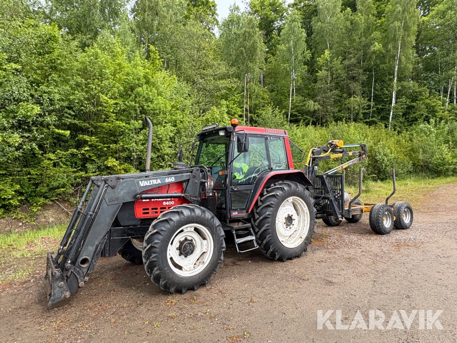 Traktor Valmet 6400 med skogsvagn