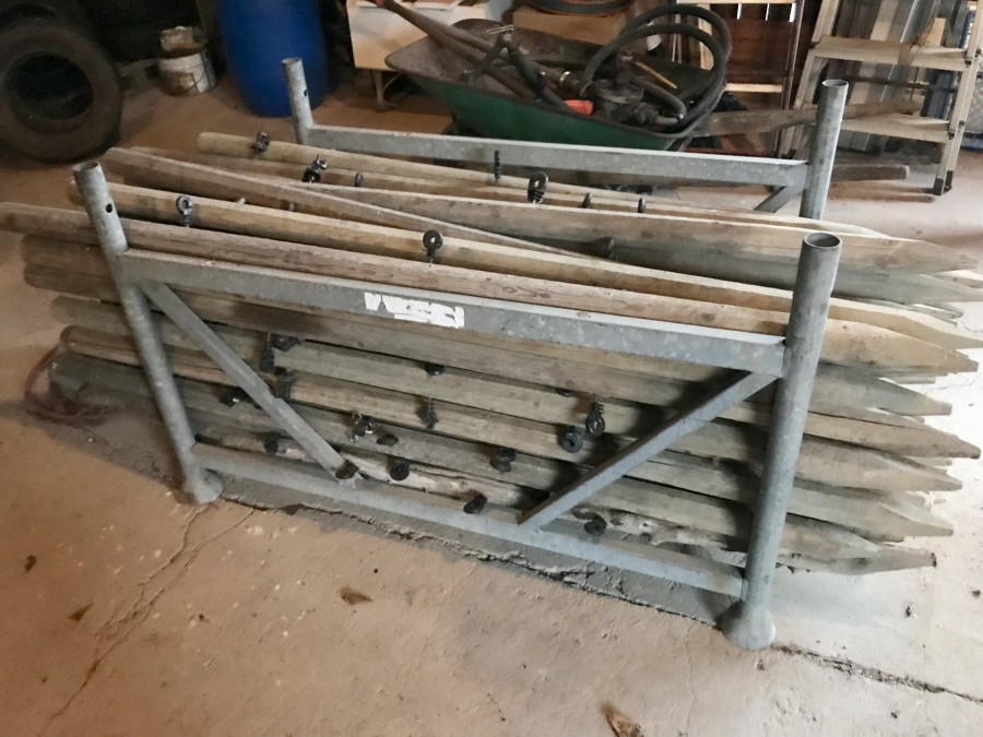 Impregnerat stängsel stolpar