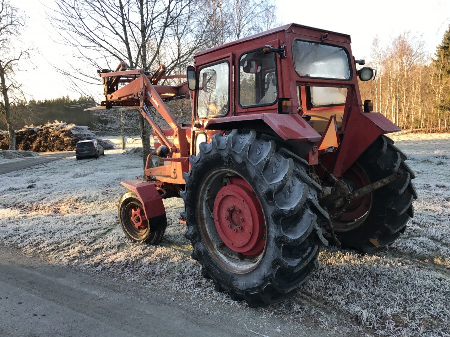 Klaravik Auktioner  Traktor med tillbehör