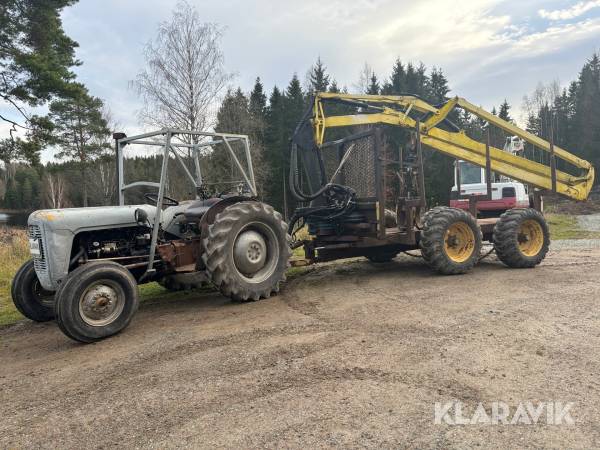 Traktor Ferguson FE 35 med griplastarvagn