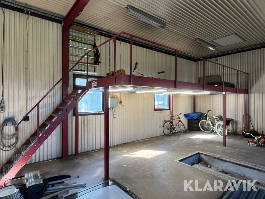 Entrésolplan i järn med trappa