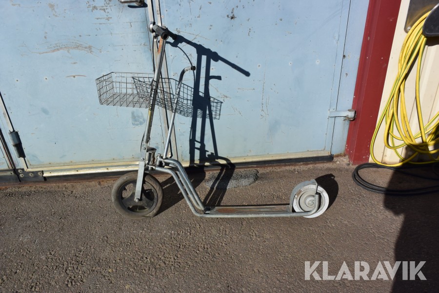 Sparkcyckel med varukorg