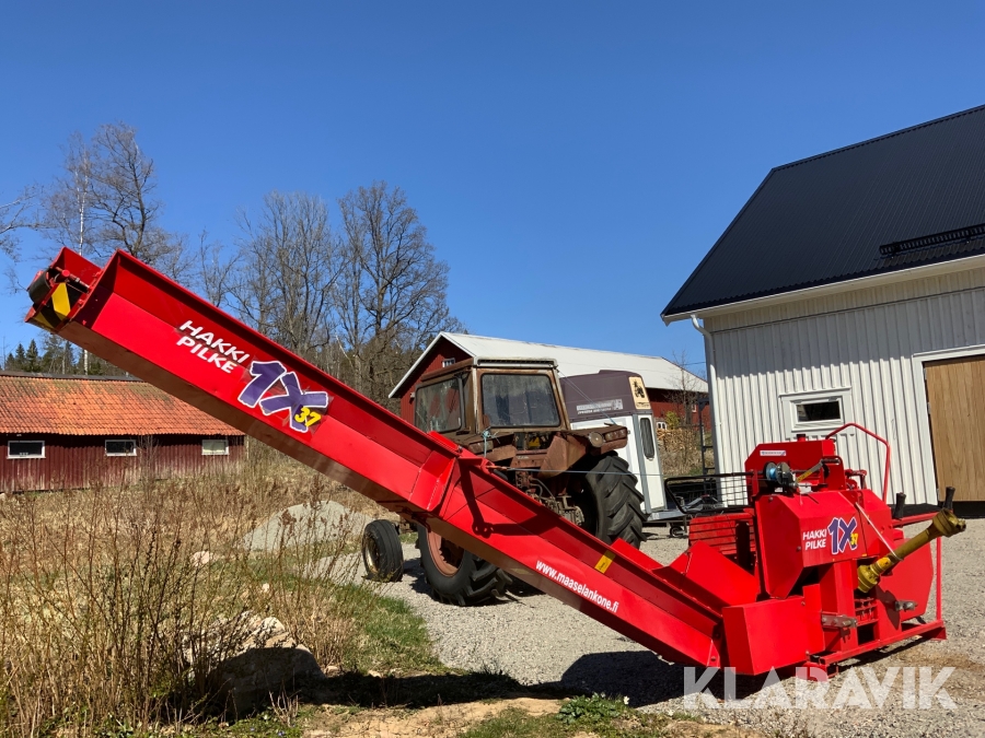 Vedmaskin Hakki Pilke 1X37 traktordriven, höj och sänkbar elevator