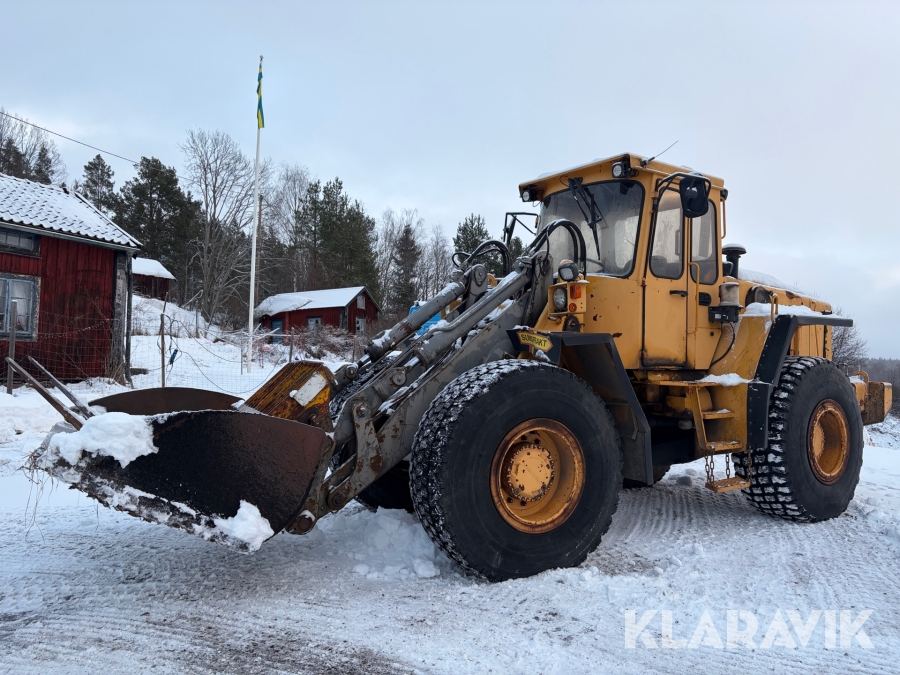 Hjullastare L90 med planeringsskopa och pallgafflar
