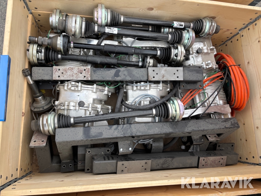 Pall med prototyp el drivpaket samt drivaxlar