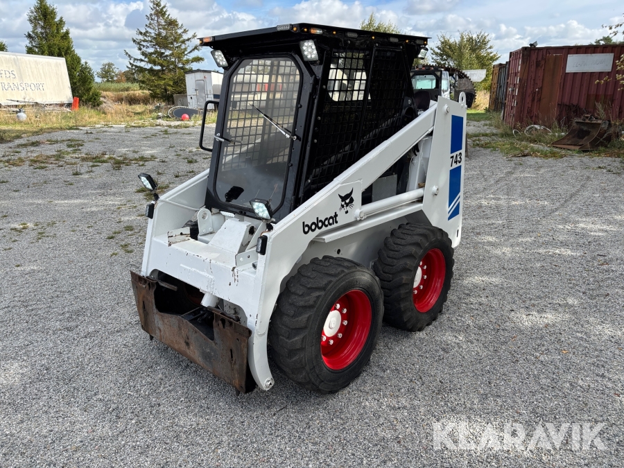 Minilastare Bobcat 743 med flera redskap