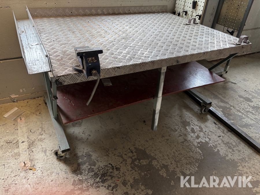 Arbetsbänk och verktygsförvaring på hjul