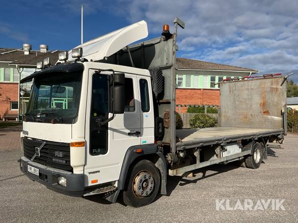 Lastbil Volvo FL6 med maskinramp